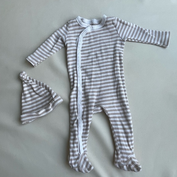 moon organics Other - Moon Organics Cotton Onesie & Hat set 6-9Months